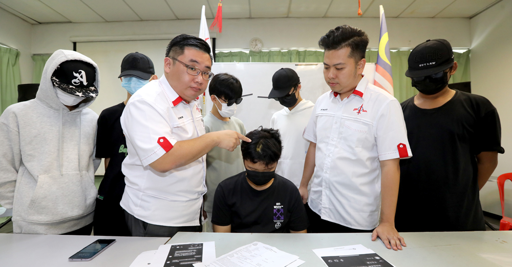私会党徒穿校服闯校园 6学生拒加入被殴